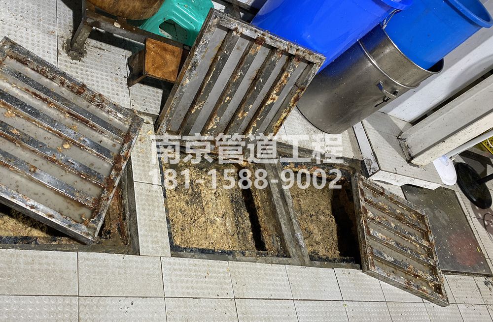 278爱达城管中队食堂隔油池清理