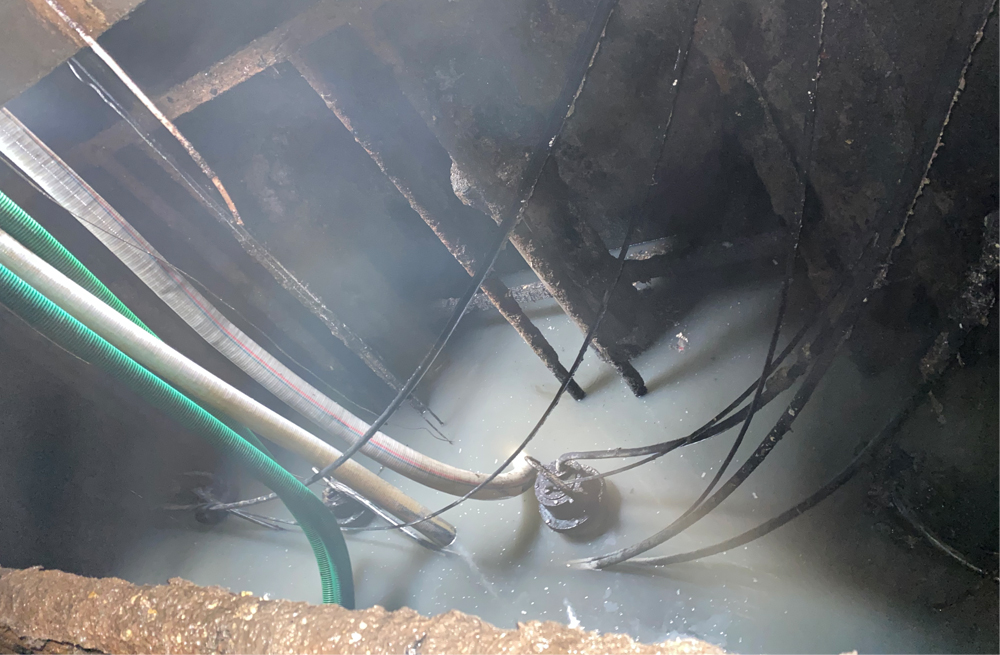 272爱达商城污水池清运